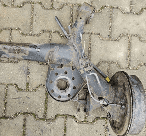 Toyota Yaris II 2 P9 belka oś tył tylna 2