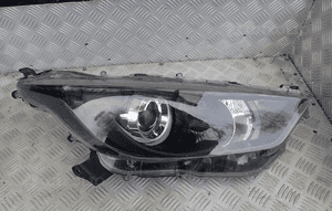 Lampa lewy / prawy przód toyota yaris iv 2020-24 rok do lekkiej polerki 11