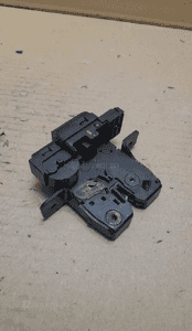 Zamek bagażnika tył qashqai J10 90502EY10A 5