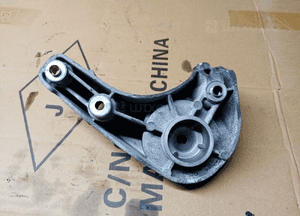 Podstawa łapa pompy klimatyzacji spreżarki BMW M5 G30 F90 4.4 V8 7646904 4