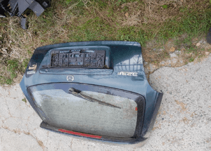 Mazda 323f bj 98-03 Klapa tylna tył z szyba 18J 1