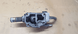 Magistrala króciec wody obudowa termostatu Nissan Almera 1.5 16V 130499F600 5