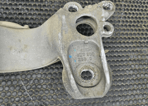 Łapa Wspornik 8E0399263R Poduszka Podpora Belka Skrzyni Skrzynia Biegów Audi A4 B6 B7 5