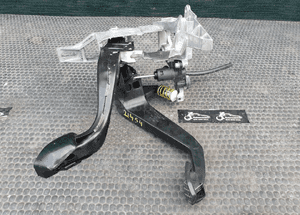 Pedaly 8E1721117D Pedal Hamulca Pompka Sprzegla Stelaz Manual Europa AUDI A4 B6 B7 8E1721117D 8E1721316 17