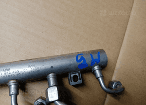 Listwa wtryskowa rurki BMW M5 G30 F90 4.4 V8 7852403 4