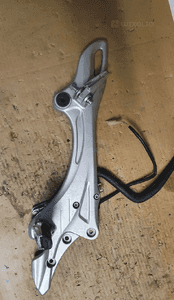 Suzuki gladius 650 set podnóżek prawy + pompa 10