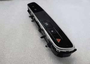 Mercedes W213 panel sterowania radiem nawigacją 4