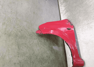 BŁOTNIK LEWY DO TOYOTA AYGO 3P0 CZERWONY 3