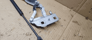 Zawias maski prawy przód Audi A8 D3 4E0823302F 4E0823359D 4