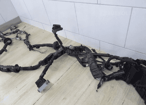 WIĄZKA INSTALACJA BEZPIECZNIKÓW  SKRZYNKA AURIS FULL HYBRID 6