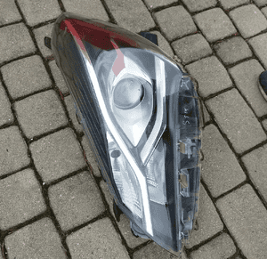 LAMPA lewa przód yaris 3 III lift 1