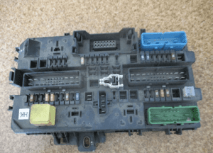 SKRZYNKA BEZPIECZNIKÓW BSI ZAFIRA ASTRA H 13206762 1