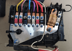 Ford Focus MK3 1.0 1.6 skrzynka bezpiecznikow akumulatora 1