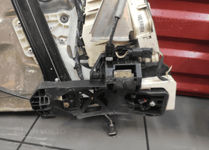 Mercedes W221 zamek dociąg prawy przód dociąganie drzwi 6
