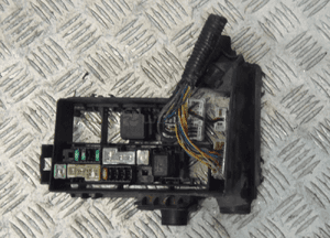 NISSAN QASHQAI J10 I LIFT 1.5 DCI OBUDOWA SKRZYNKI BEZPIECZNIKÓW 2