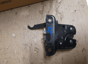 Zamek klapy bagażnika Audi A38P 8P3827469 1