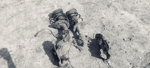 TOYOTA AVENSIS T29 ZWROTNICA MCPHERSON PRAWY PRZÓD 1