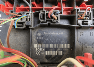 SKRZYNKA BEZPIECZNIKÓW VW PASSAT B6 3C0937049D 2