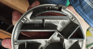 Znaczek emblemat atrapy grilla vw passat B5 lift nr 3B0853601C 3