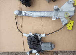 podnośnik szyby lewy tył qashqai 1