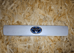 Toyota PRIUS PLUS blenda klapy bagażnika 070 2