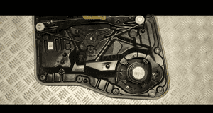 Mercedes W247 mechanizm drzwi lewy tył 6