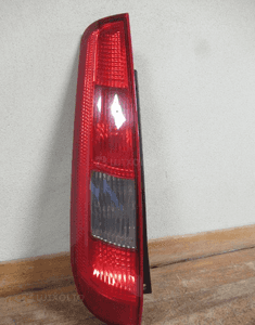 Lampa tylna tył lewa ford fiesta MK6 2002-2005 1
