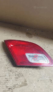 OPEL ASTRA J HB Lampa tył lewa w klapę 2