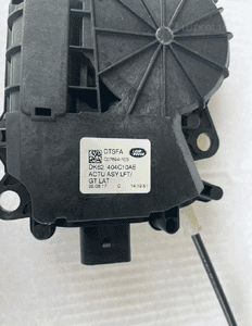 Dociąg zamka tylnej klapy DK62-404C10 Land Rover Discovery Sport L550 2