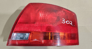 Lampa prawa tył tylna audi A4 B7 kombi w błotnik 1