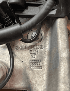 MERCEDES C W205 ZAWIESZENIE ZWROTNICA AMORTYZATOR PRAWA A2053200413 2052200 10