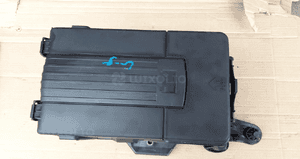 VW Golf V 1.9 TDI obudowa akumulatora 1