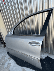 MERCEDES E 211 drzwi lewe przednie szyba listwa lakier 744 15