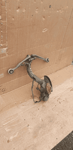 Zwrotnica piasta prawy przód VW Passat B5 8D0407258AE 4