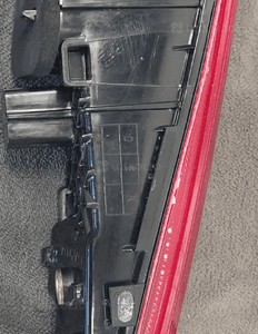VOLVO XC60 II LAMPA PRAWY TYŁ TYLNA W KLAPĘ ORYGINAŁ 17