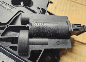 Vw  Jetta zamek klapy bagażnika  4F5827505D 6