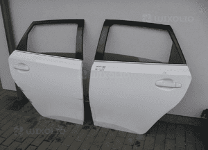 Toyota auris ii lift zderzak przedni kratka bez dziur na pdc 8