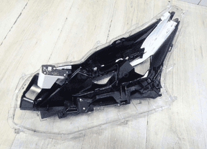 Toyota Yaris Cross szkło lampy prawy przód LLU 9