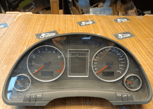 Licznik 8E0920901E Zegary Wskazniki Obudowa Europa 2.0 3.2 TFS FSI Audi A4 B7 4