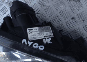 TOYOTA AYGO I 05-14 LAMPA PRAWA PRZÓD 81130-0H011 2