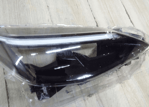 Toyota Yaris Cross szkło lampy prawy przód LLU 3