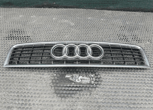 Atrapka 8E0853651F Atrapa Gril Maski Chrom Ramka Emblemat Znaczek Audi A4 B6 2