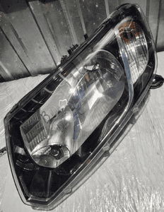 Dacia logan lampa lewa przednia uszkodzona europa 1