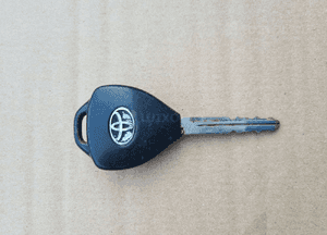 Toyota AVENSIS T27 09-11 kluczyk 2