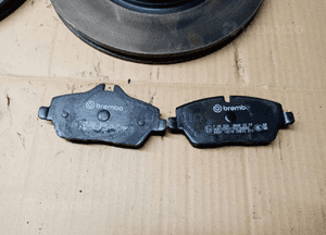Tarcze hamulcowe klocki czujnik przód przednie Brembo komplet BMW I E81 E87 5
