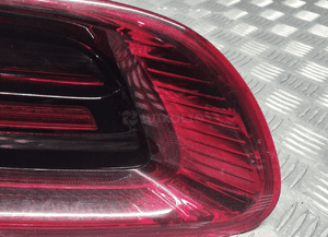 Porsche macan lampa lewa tylna w klapę 95B945093F 6