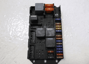 RANGE VOGUE L322 3.6 D SKRZYNKA BEZPIECZNIKÓW 2