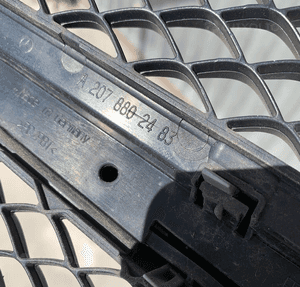 Mercedes E 207 lift  atrapa grill AMG 3