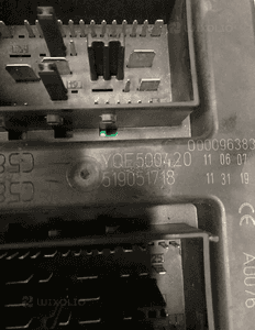 Skrzynka bezpieczników YQE500420 Range Rover Sport L320 3,6 D 2