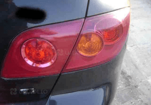 Mazda III 3 lampa tyl tylna w blotnik prawa 2
